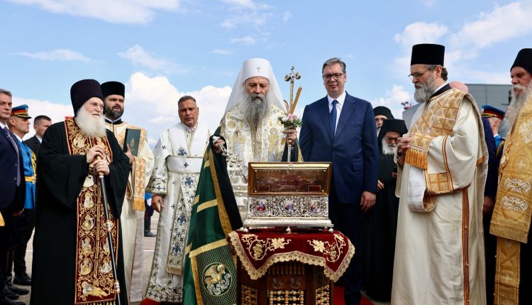 Η-υποδοχή-της-Αγίας-Ζώνης-στο-αεροδρόμιο-του-Βελιγραδίου