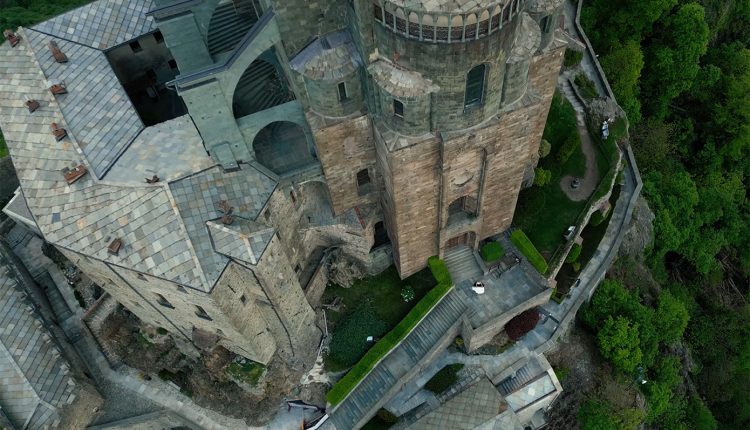 Πιάνο-στη-sacra-di-san-michele-–-Το-κινηματογραφικό-σκηνικό-σε-ένα-από-τα-πιο-εμβληματικά-μοναστήρια-της-Ευρώπης