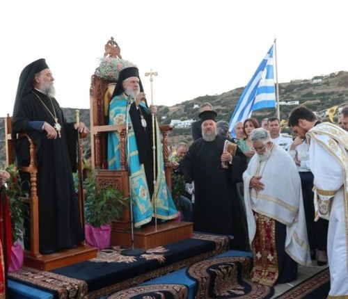 Πλήθος-προσκυνητών-υποδέχτηκε-την-Εικόνα-της-Παναγίας-Χρυσοπηγής-στον-ομώνυμο-Ιερό-Βράχο-στη-Σίφνο