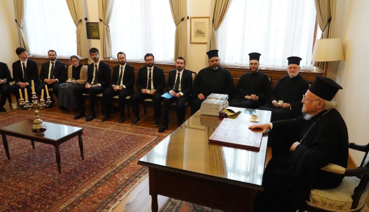 Στο-Φανάρι-ο-Αρχιεπίσκοπος-Αμερικής-με-πολυμελή-όμιλο-τελειοφοίτων-της-Θεολογικής-Σχολής-Βοστώνης