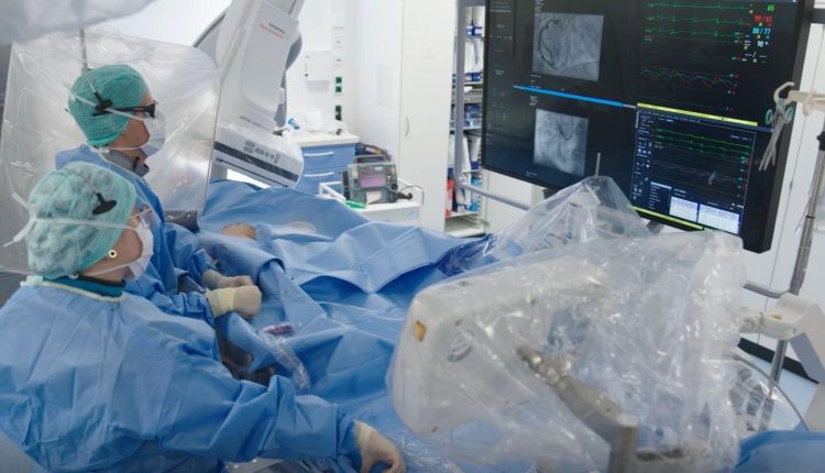 Η-siemens-healthineers-παρουσιάζει-νέα-επεμβατικά-συστήματα-με-optiq-ai-στο-radiological-society-of-north-america-(rsna)-2025