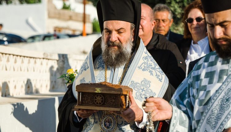 Η-υποδοχή-ιερού-λειψάνου-του-Οσίου-Γεωργίου-Καρσλίδη-στην-πανήγυρη-της-Αναλήψεως-στον-Καρτεράδο-Θήρας
