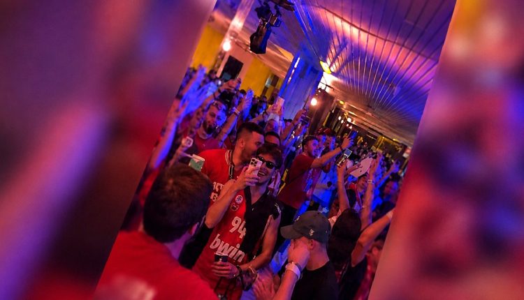 Σπαρταριστές-εικόνες-από-τo-vip-lounge-του-Τ-center:-Ο-dj-έπαιξε-το-«νοικιάστηκε»-και-έγινε-χαμός-από-τους-φίλους-του-Ολυμπιακού