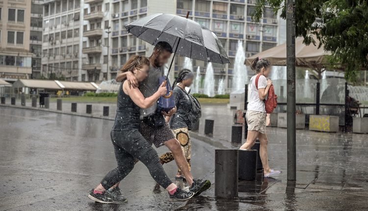 Καιρός:-Φθινοπωρινό-σκηνικό-σε-όλη-τη-χώρα-με-βροχές,-καταιγίδες-και-πτώση-της-θερμοκρασίας-–-Πού-θα-βρέξει-τις-επόμενες-ώρες