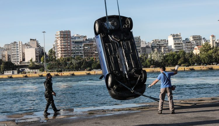Αυτοκίνητο-έπεσε-στη-θάλασσα-στην-πύλη-Ε2-του-Πειραιά-–-Σώος-ο-89χρονος-οδηγός