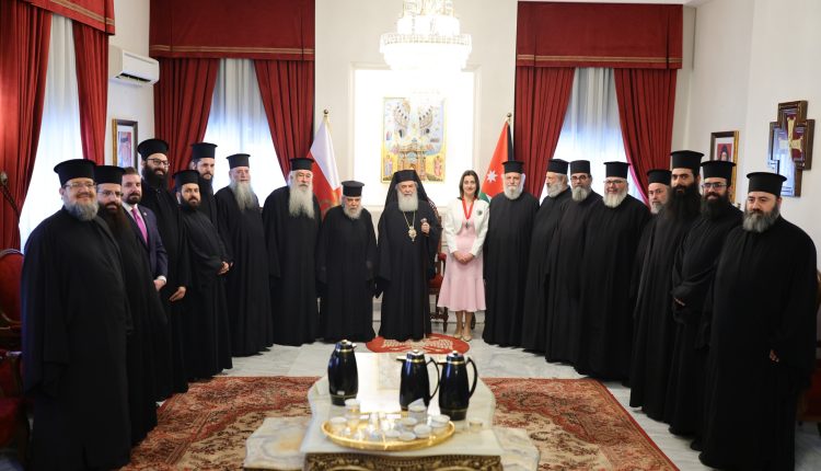 Ο-Πατριάρχης-Ιεροσολύμων-παρασημοφόρησε-την-πρέσβειρα-Ειρήνη-Ρήγα