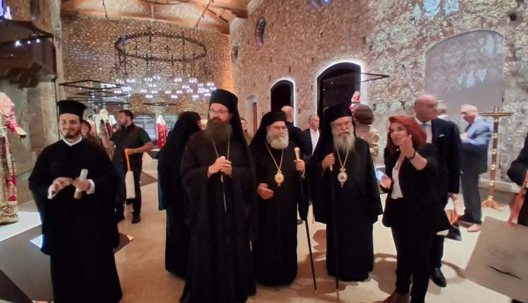 Ο-Μάνης-Χρυσόστομος-στα-εγκαίνια-του-Παλατιού-στον-Μυστρά