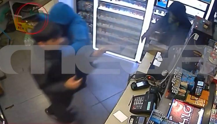 Σοκαριστό-βίντεο-από-τη-δράση-ανήλικων-ληστών:-Βάζουν-το-πιστόλι-στον-κρόταφο-και-κολλάνε-στον-τοίχο-υπάλληλο-σε-ψιλικατζίδικο
