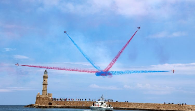 Τα-red-arrows-έκλεψαν-την-παράσταση-στις-εκδηλώσεις-για-τη-Μάχη-της-Κρήτης-–-Εκπληκτική-επίδειξη,-παρουσία-της-Πριγκίπισσας Άννας