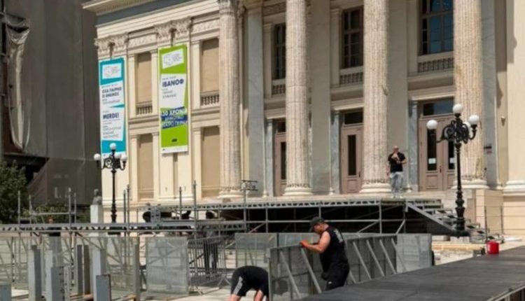 Ολυμπιακός-–-Ρεάλ-Μαδρίτης:-Ετοιμασίες-στο-Δημοτικό-Θέατρο-Πειραιά-για-την-υποδοχή-των-πρωταθλητών-Ευρώπης