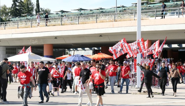 Ολυμπιακός-–-Ρεάλ-Μαδρίτης:-Από-πολύ-νωρίς-στο-telecom-center-athens-οι-οπαδοί-των-«ερυθρόλευκων»