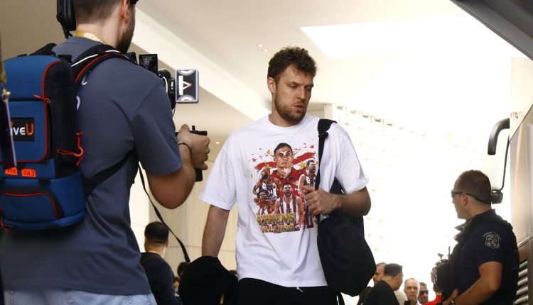 Ολυμπιακός-–-Ρεάλ-Μαδρίτης:-Το-t-shirt-του-Βεζένκοβ-έκλεψε-τις-εντυπώσεις