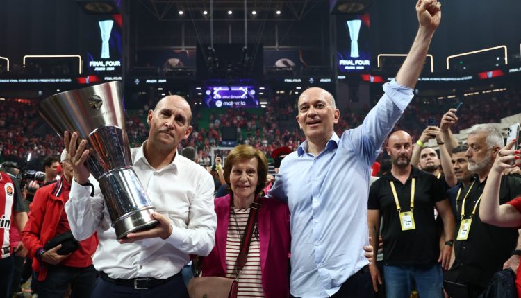 Συγκινημένοι-οι-Αγγελόπουλοι:-Φωτογραφήθηκαν-με-τη-μητέρα-τους-και-αφιέρωσαν-το-ευρωπαϊκό-στη-μνήμη-του-πατέρα-τους