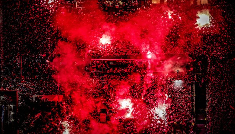 Ξέφρενοι-πανηγυρισμοί-σε-όλη-την-Ελλάδα-για-το-4ο-ευρωπαϊκό-τρόπαιο-του-Ολυμπιακού-–-«Κάηκε»-ο-Πειραιάς