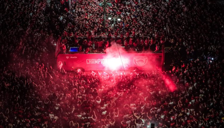 Περισσότεροι-από-100.000-φίλοι-του-Ολυμπιακού-έστησαν-πάρτι-τίτλου-στον-Πειραιά