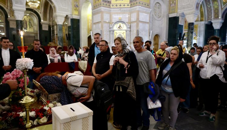 Αποστολή-ope.gr-στη-Σερβία:-Ουρές-χιλιομέτρων-στο-Βελιγράδι-για-την-Αγία-Ζώνη-(ΦΩΤΟ)