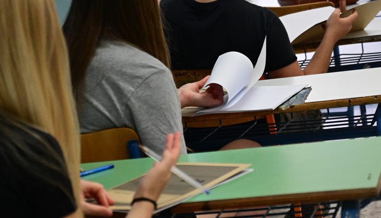 Πανελλήνιες-2026:-Τηλεφωνική-γραμμή-υποστήριξης-των-υποψηφίων-και-πανελλαδικό-δίκτυο-παρεμβάσεων-θέτει-σε-εφαρμογή-το-υπουργείο-Παιδείας