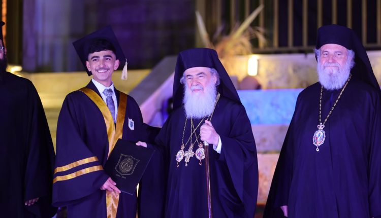 Ο-Ιεροσολύμων-Θεόφιλος-στην-τελετή-αποφοίτησης-των-σχολείων-του-Πατριαρχείου-στην-Ιορδανία