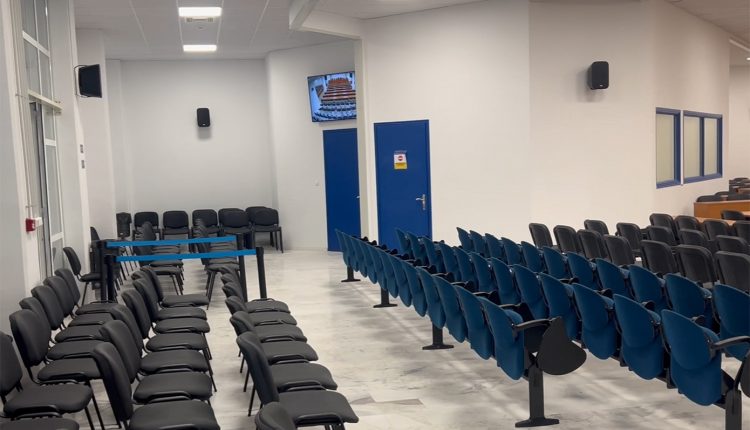 Δίκη-Τεμπών:-Στη-δημοσιότητα-πλάνα-από-τη-νέα-αίθουσα-–-Αυξήθηκε-στα-452-τμ.-και-ενισχύθηκαν-οι-θέσεις