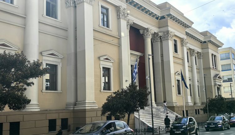 Ανατροπή-στο-αυτόφωρο-στην-Πάτρα:-17χρονη-υπερασπίστηκε-τον-35χρονο-κατηγορούμενο-για-ενδοοικογενειακή-βία