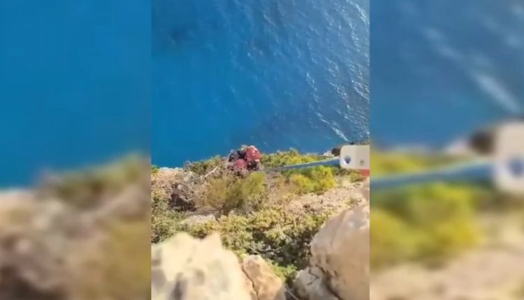 Συγκλονιστικό-βίντεο-από-τη-διάσωση-νεαρού-από-τα-βράχια-στο-Ναυάγιο-της-Ζακύνθου
