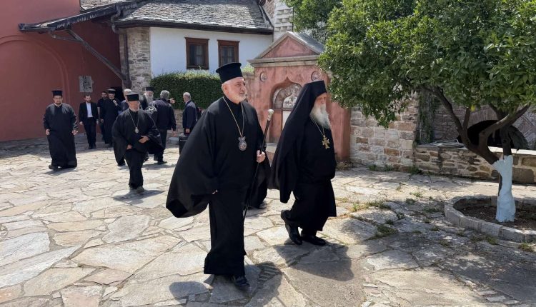 Ο-Αρχιεπίσκοπος-Αμερικής-Ελπιδοφόρος-στην-Ιερά-Μονή-Ξενοφώντος