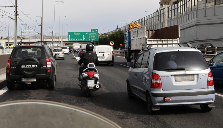 Κίνηση-τώρα:-Σημειωτόν-τα-οχήματα-στον-Κηφισό,-καθυστερήσεις-στην-Αττική-Οδό-και-προβλήματα-στο-κέντρο-της-Αθήνας
