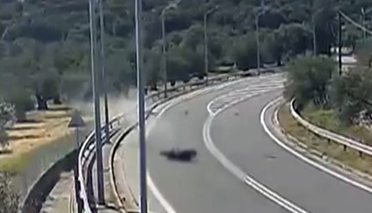 Βίντεο-–-ντοκουμέντο-από-την-τραγωδία-με-νεκρούς-16χρονο-και-18χρονο-στη-Μυτιλήνη-–-Η-μηχανή-χτύπησε-σε-κράσπεδο-και-κολόνα