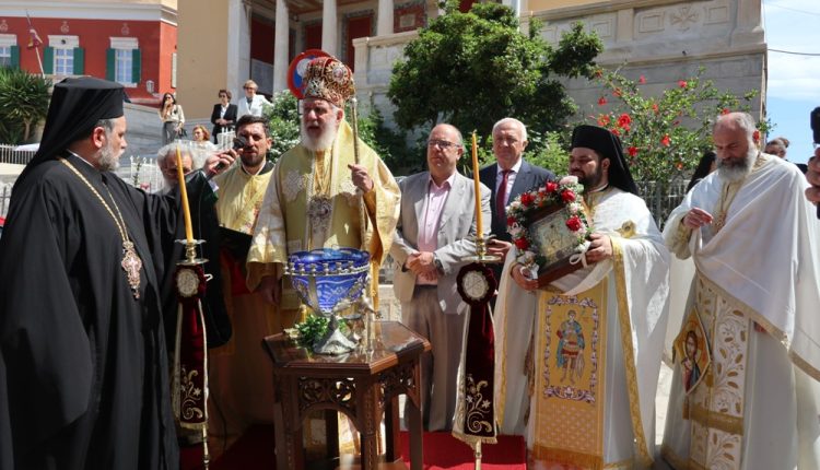 Με-μεγαλοπρέπεια-τιμήθηκε-στην-Ερμούπολη-η-ανάμνηση-της-προ-90-ετών-Ευρέσεως-της-ιεράς-Εικόνος-του-Αγίου-Δημητρίου