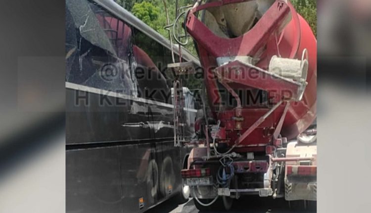 Τροχαίο-στην-Κέρκυρα:-Λεωφορείο-με-τουρίστες-συγκρούστηκε-με-μπετονιέρα