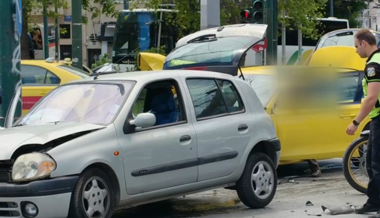 Τροχαίο-στη-συμβολή-των-λεωφόρων-Αλεξάνδρας-και-Πατησίων-–-Συγκρούστηκαν-ταξί-και-αυτοκίνητο,-άνοιξαν-οι-αερόσακοι