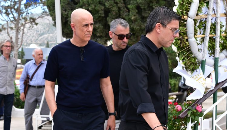 Πλήθος-ανθρώπων-του-ποδοσφαίρου-στην-κηδεία-της-Γωγώς-Μαστροκώστα-–-Στήριξη-στον-Τραϊανό-Δέλλα