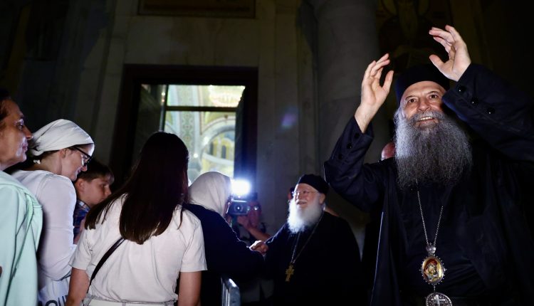 Χιλιάδες-προσκυνητές-για-την-Αγία-Ζώνη-στο-Βελιγράδι-–-Ο-Πατριάρχης-και-ο-Γέροντας-Εφραίμ-μέσα-στον-κόσμο-το-ξημέρωμα