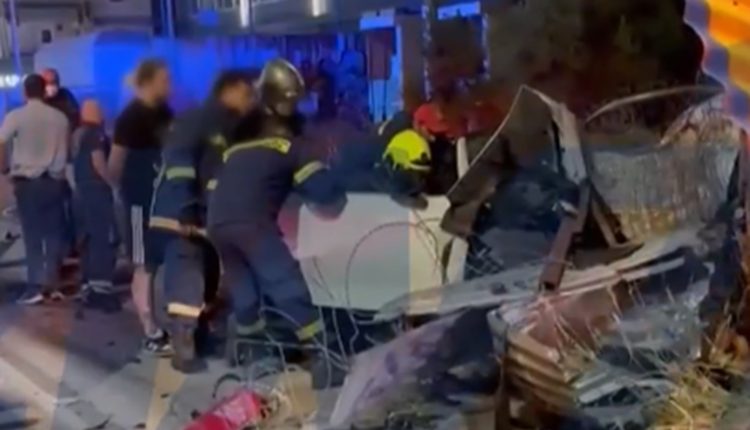 Λεωφόρος-Πεντέλης:-18χρονος-χωρίς-δίπλωμα-έπεσε-σε-πεύκο-–-Συνεθλίβη-το-μπροστινό-μέρος-του-οχήματος