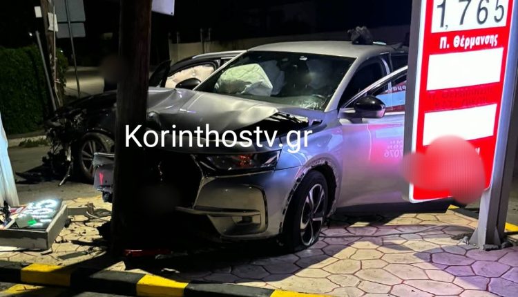 Αυτοκίνητο-προσέκρουσε-σε-κολώνα-μετά-από-σφοδρή-σύγκρουση-με-άλλο-όχημα-στην-Κορινθία