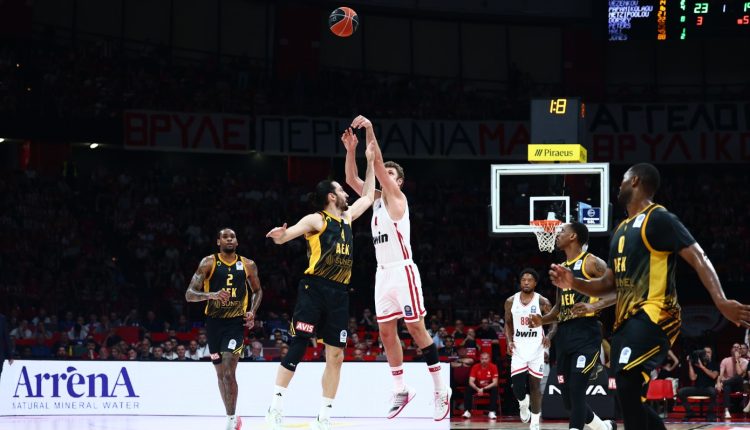 Ολυμπιακός-–-ΑΕΚ:-Το-απίθανο-buzzer-beater-του-Βεζένκοβ-από-το-κέντρο-του-γηπέδου