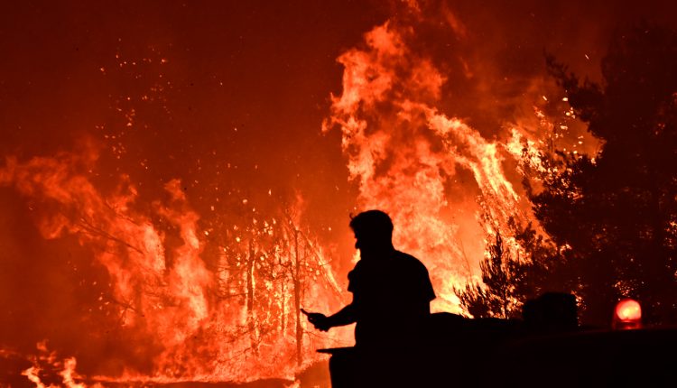 Χειροπέδες-σε-89χρονο-για-την-πυρκαγιά-που-ξέσπασε-στο-Κρυονέρι-Αττικής