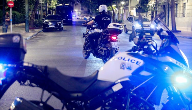 Εμβόλισε-μηχανή-της-ομάδας-ΔΙΑΣ-που-συνόδευε-επείγον-περιστατικό-και-εξαφανίστηκε-–-Στο-νοσοκομείο-δύο-αστυνομικοί