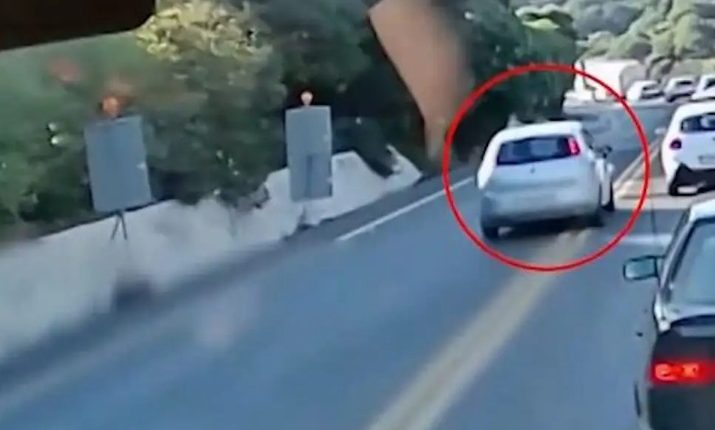 Εξωφρενική-οδήγηση-στην-Κρήτη-–-Βγήκε-στο-αντίθετο-ρεύμα-και-προσπέρασε-8-αυτοκίνητα-πάνω-σε-στροφή-–-Δείτε-το-βίντεο