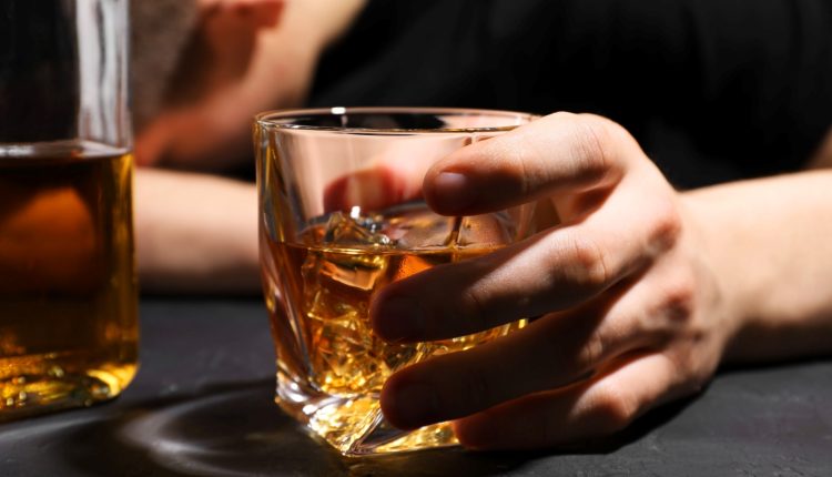 Υπάρχει-μια-απλή-στρατηγική-για-τη-μείωση-της-κατανάλωσης-αλκοόλ-και-σύμφωνα-με-έρευνα-λειτουργεί