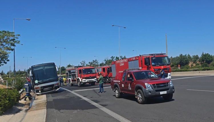 Φωτιά-σε-τουριστικό-λεωφορείο-στην-Περιφερειακή-Υμηττού-–-Κλειστές-λωρίδες,-αυξημένη-κίνηση