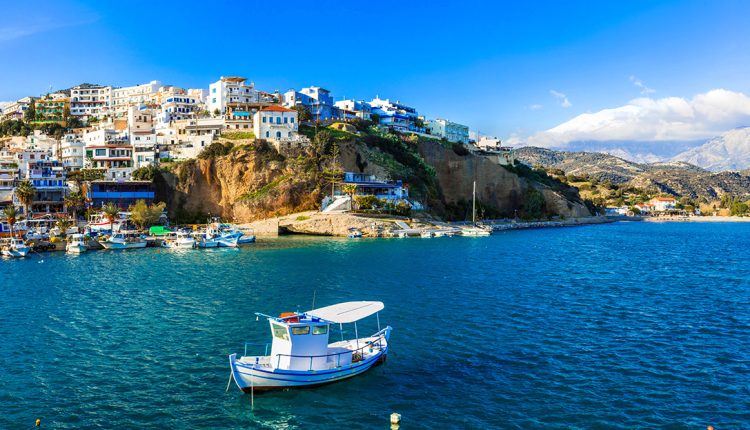 Κρήτη:-Με-αντοχές-η-τουριστική-σεζόν-παρά-τη-διεθνή-αβεβαιότητα-–-Πτώση-στις-πληρότητες,-αύξηση-στις-αεροπορικές-αφίξεις