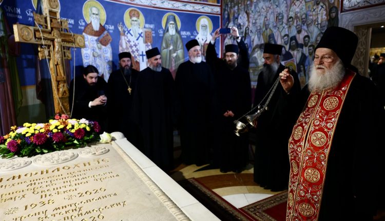 Τρισάγιο-στον-τάφο-του-μακαριστού-Μητροπολίτη-Μαυροβουνίου-Αμφιλοχίου-τέλεσε-ο-Γέροντας-Εφραίμ-Βατοπαιδινός