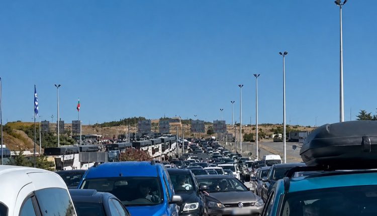 Ουρές-χιλιομέτρων-στο-τελωνείο-των-Ευζώνων:-Έως-και-πέντε-ώρες-αναμονή-λόγω-των-νέων-βιομετρικών-ελέγχων-της-ΕΕ