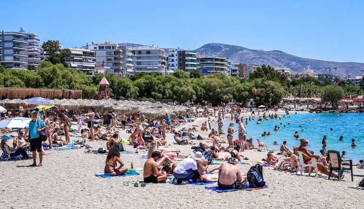 «Βούλιαξαν»-οι-παραλίες-της-Αττικής-από-κόσμο-–-Ξεκίνησε-η-«μάχη»-της-ξαπλώστρας