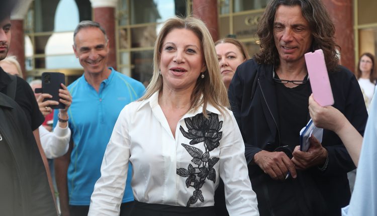 Μαρία-Καρυστιανού:-Τι-αποκάλυψε-ο-Βασίλης-Ζούλιας-για-το-φόρεμα-με-το-μαύρο-τριαντάφυλλο