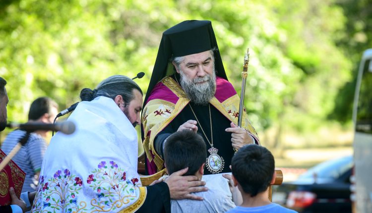 Σερρών-Θεολόγος:-«Δώστε-στα-παιδιά-φτερά-δυνατά-για-να-πετάξουν-ψηλά-και-ρίζες-βαθιές-για-να-αντέξουν!»