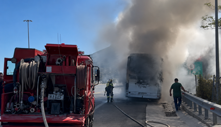 Η-στιγμή-που-τουριστικό-λεωφορείο-τυλίγεται-στις-φλόγες-–-«Δεν-άνοιγαν-οι-πόρτες,-γέμισε-μαύρος-καπνός-την-καμπίνα»