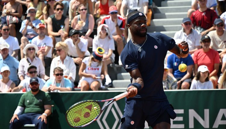 roland-garros:-«Πιάστηκαν»-στα-χέρια-Τιαφό-και-Φαρία,-με-τη-διαιτητή-του-αγώνα-να-επεμβαίνει