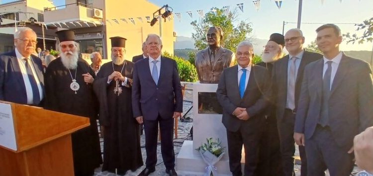 Ιεράρχες-της-Εκκλησίας-της-Κρήτης-και-ΠτΔ-στα-αποκαλυπτήρια-της-προτομής-του-Νικολάου-Παπαδάκη